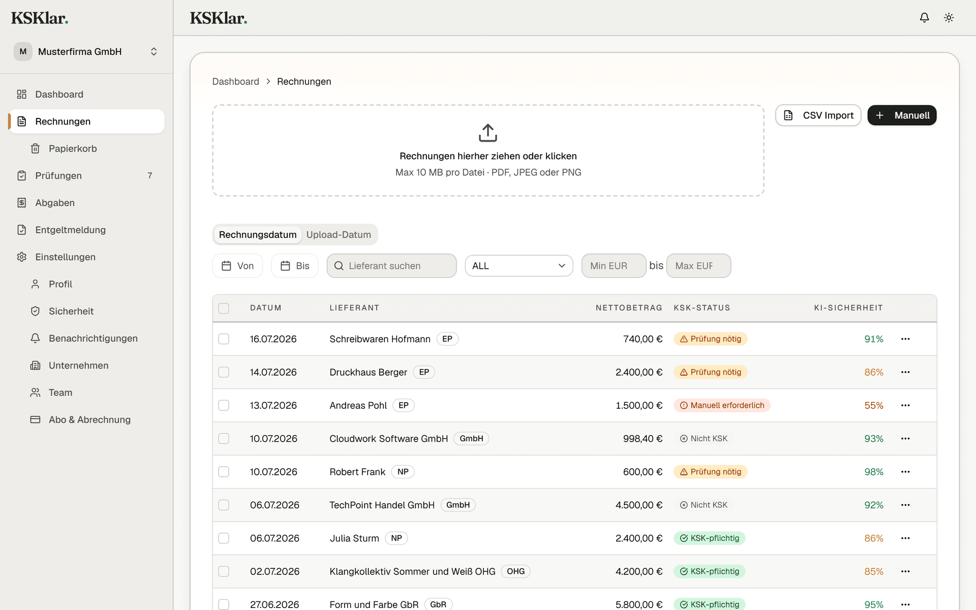 KSKlar Rechnungsliste mit KI-Klassifikation: Eingangsrechnungen der fiktiven Musterfirma GmbH mit KSK-Status und KI-Sicherheit je Rechnung